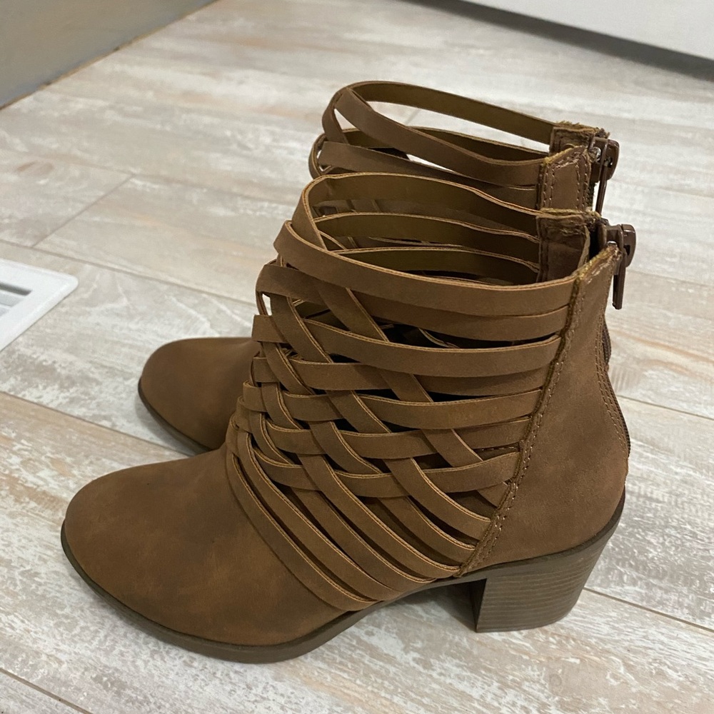 Cute booties 🌺 - Picture 3 of 12